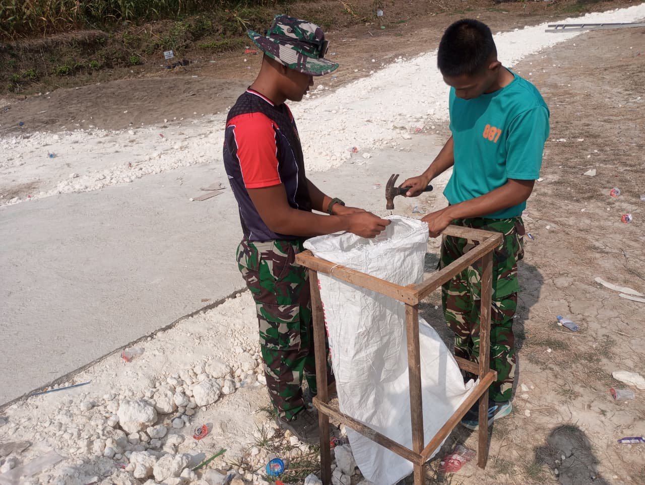 Dukung Turnamen Bola Voli, Satgas TMMD ke-129 Kodim 0812/Lamongan Buat Tempat Sampah di Lapangan Desa Tlemang
