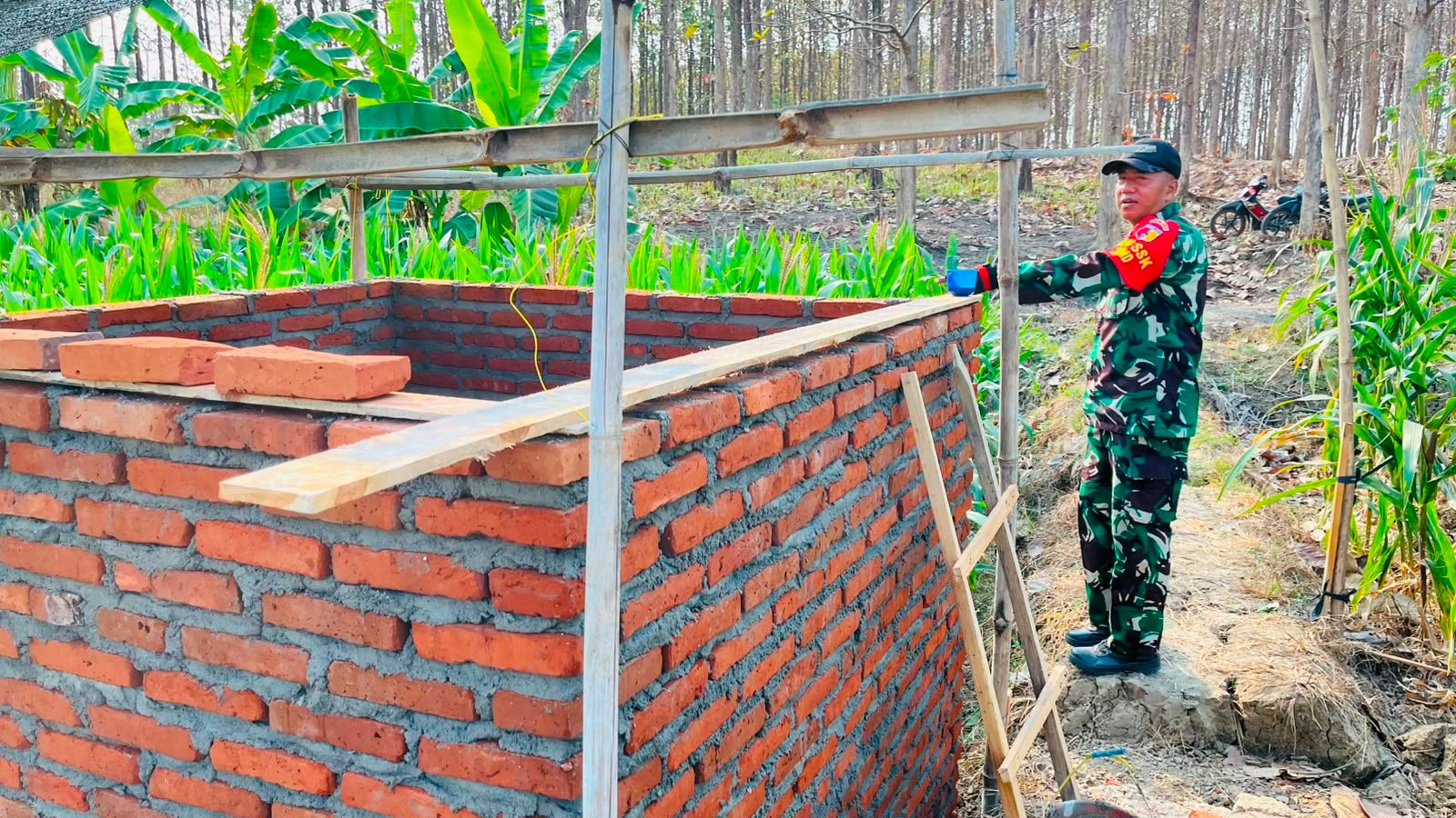 Dukung Ketahanan Pangan, Babinsa Tlemang dan Dan SSK TMMD Ke-129 Kodim 0812/Lamongan Cek Pembangunan Tandon Air Irigasi