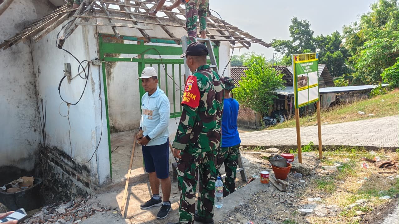 Pastikan Kualitas dan Kelancaran, Danki Satgas TMMD 129 Awasi Langsung Pembongkaran Pos Kamling Desa Tlemang