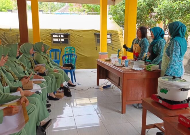 Dukung Ketahanan Pangan dan Ekonomi Keluarga, Anggota Persit dan Kader PKK Ngimbang Ikuti Pelatihan Pengolahan Ayam dan Lele di Lokasi TMMD