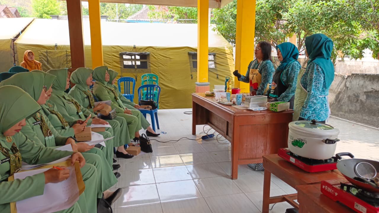 Dukung Ketahanan Pangan dan Ekonomi Keluarga, Anggota Persit dan Kader PKK Ngimbang Ikuti Pelatihan Pengolahan Ayam dan Lele di Lokasi TMMD