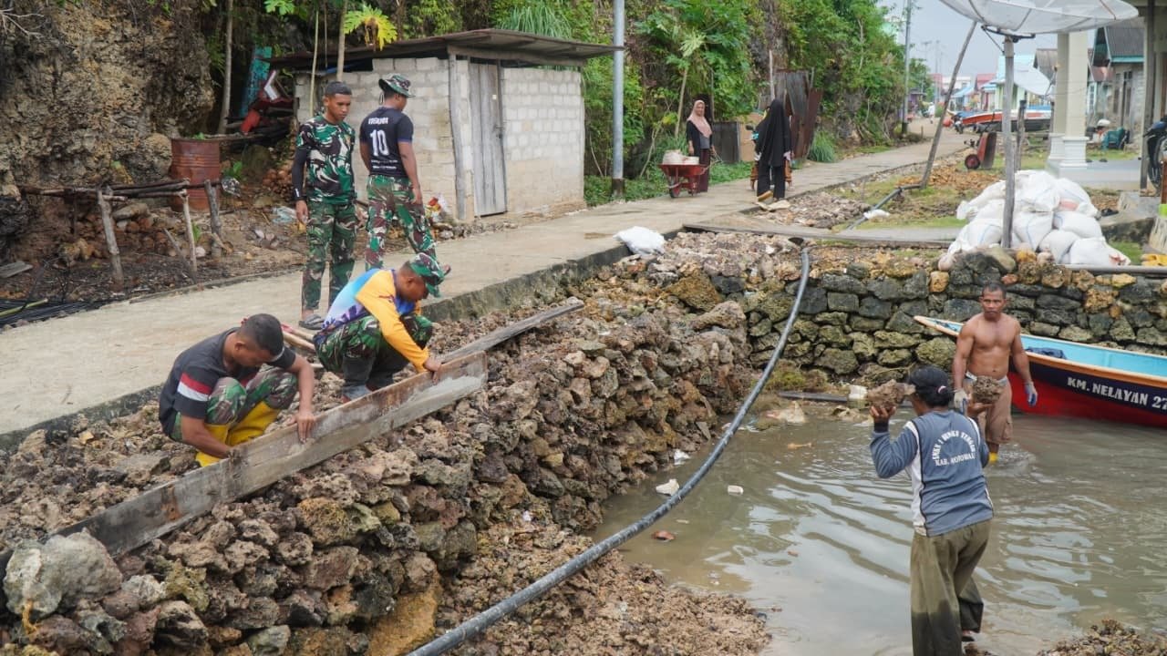 Kemanunggalan TNI-Rakyat Kembali Terlihat di Pembangunan Rabat Beton Desa Polewali