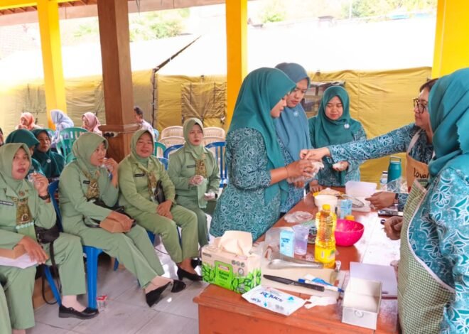Langsung Antusias Praktik, Persit dan Kader PKK Ngimbang Olah Ayam Jadi Dimsum dan Fillet Lele di Balai Desa Tlemang