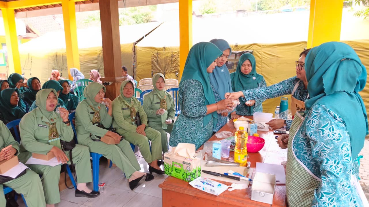 Langsung Antusias Praktik, Persit dan Kader PKK Ngimbang Olah Ayam Jadi Dimsum dan Fillet Lele di Balai Desa Tlemang