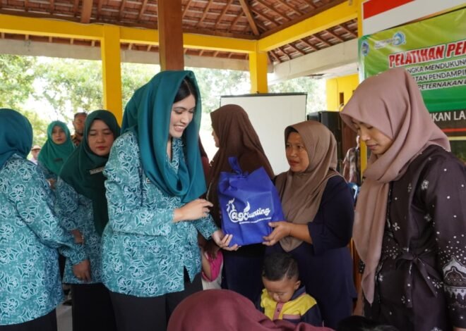 Aksi Nyata Perangi Stunting, Persit KCK Dim 0812 Mendampingi Ketua TP PKK Kabupaten Lamongan Salurkan Bantuan Gizi di Lokasi TMMD