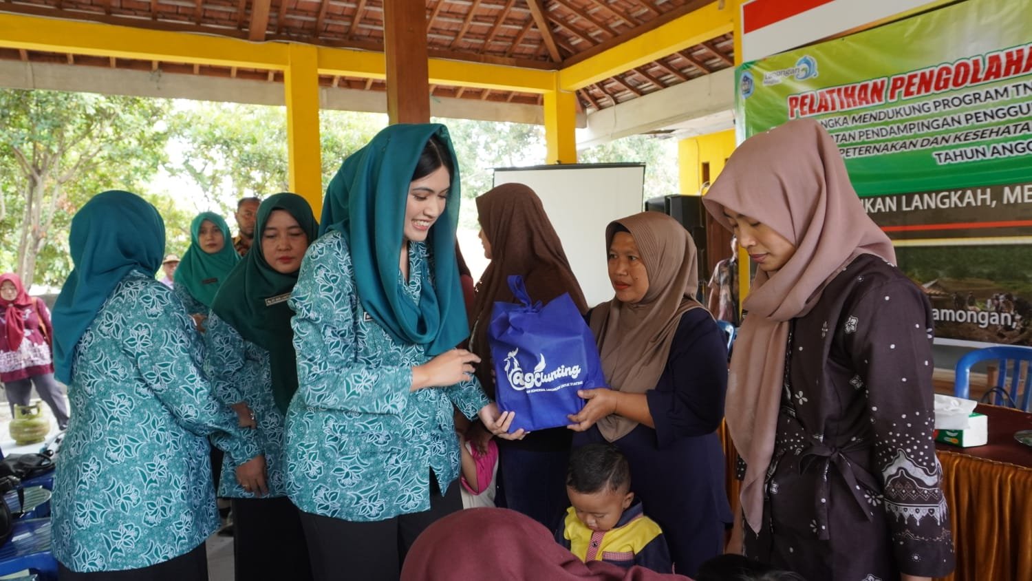 Aksi Nyata Perangi Stunting, Persit KCK Dim 0812 Mendampingi Ketua TP PKK Kabupaten Lamongan Salurkan Bantuan Gizi di Lokasi TMMD