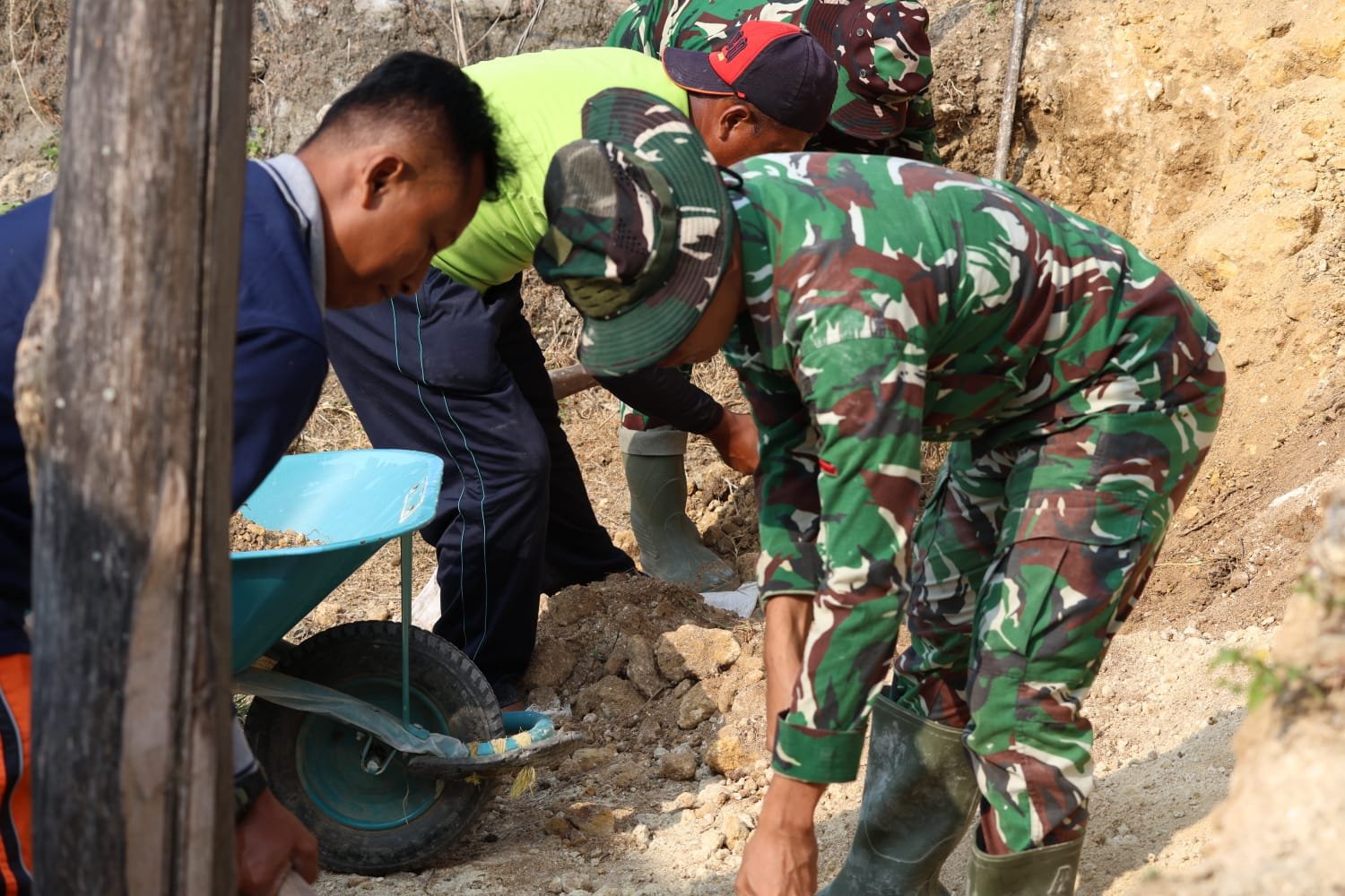 ​Tanpa Lelah, Sosok Darto Jadi ‘Mesin Penggerak’ Warga Tambah Semangat, Pasukan TMMD di Desa Tlemang makis semangat