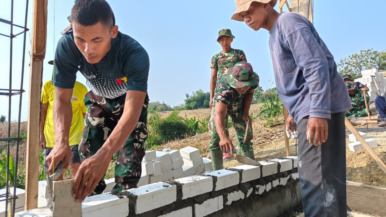 Buktikan Kepiawaian Teknis, Anggota Satgas TMMD 129 Susun Rapi Bata Putih Pembangunan Tandon Air Bersih Dusun Bakon