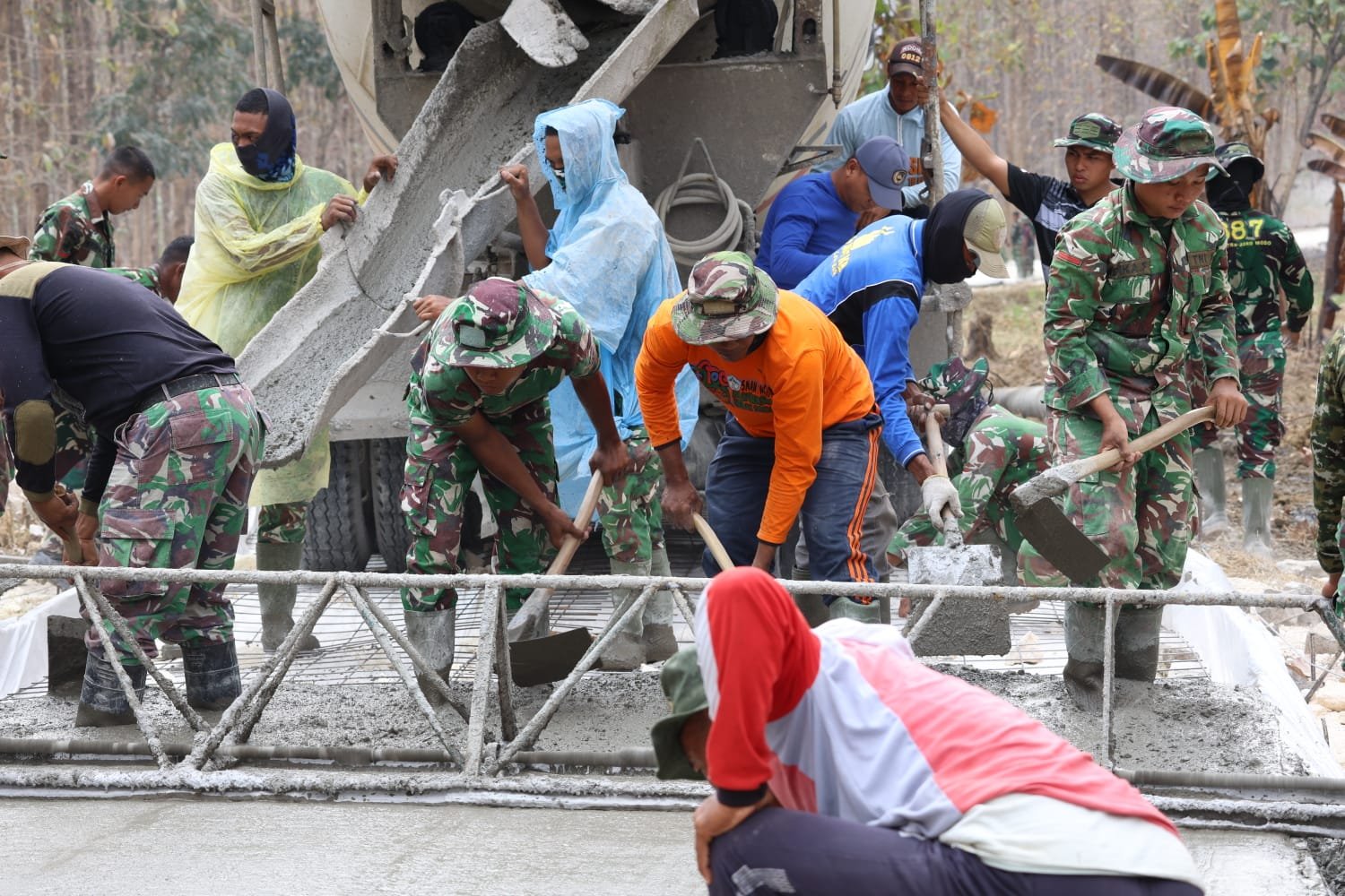 ​Dentang cangkul dan sekop jadi Saksi bisu kemanunggalan TNI dan Rakyat di TMMD ke-129 Kodim 0812/Lamongan