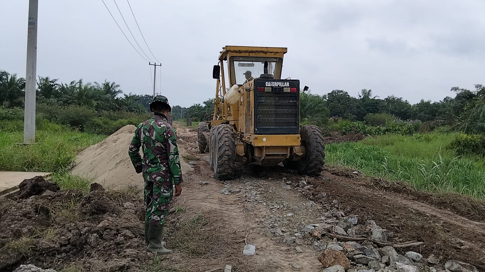 Penataan Infrastruktur Jalan TMMD Ke-129, Kodim 0313/KPR Tindak Lanjut dengan Dump Truck