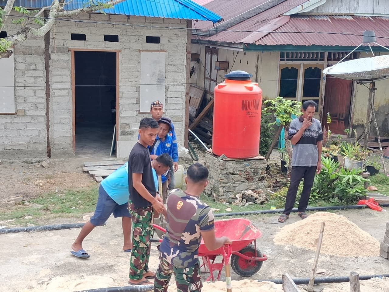 Satgas TMMD Ke-129 Bangun Fasilitas Manunggal Air Bersih untuk Jamaah Masjid Desa Umbele Lama