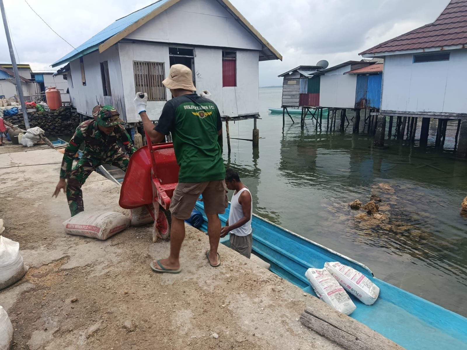 Satgas TMMD Ke-129 Bersama Warga Gotong Royong Turunkan Material Pembangunan di Desa Polewali