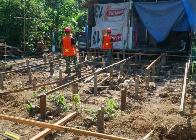 Tahap Struktur Dimulai, Satgas TMMD dan Warga Pasang Tiang Gelagar RTLH Milik Bapak Masrani