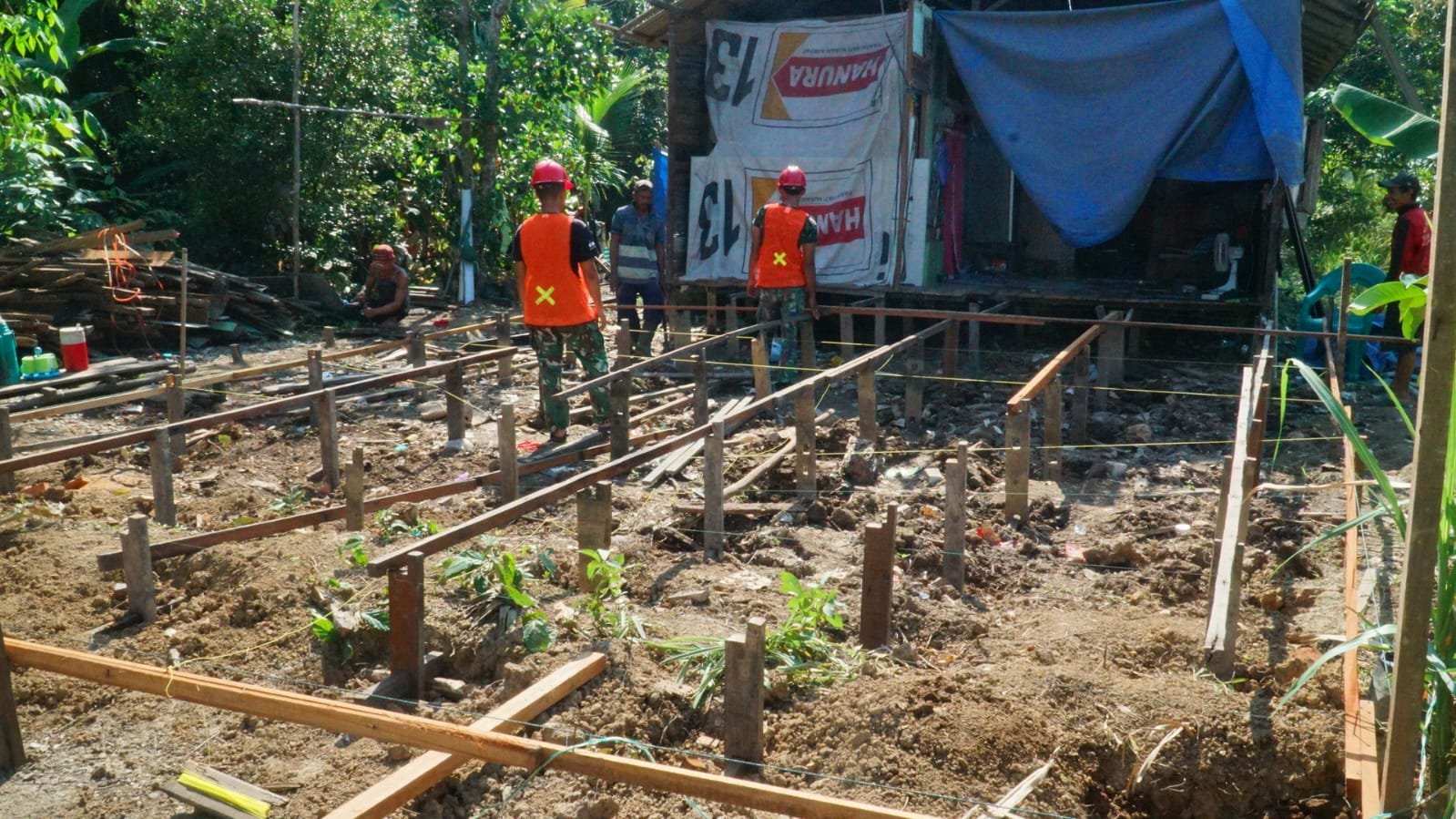 Tahap Struktur Dimulai, Satgas TMMD dan Warga Pasang Tiang Gelagar RTLH Milik Bapak Masrani