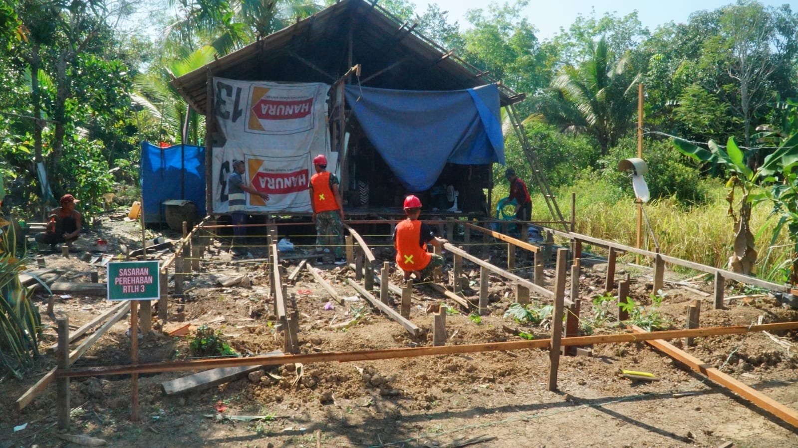 Gotong Royong TNI dan Warga Percepat Pembangunan RTLH Sasaran 3 TMMD Ke-129