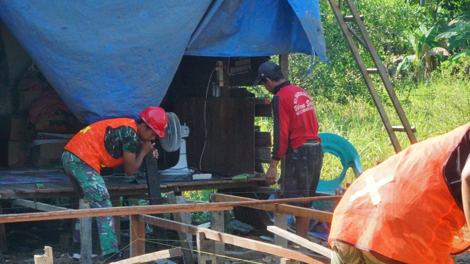 Pemasangan Tiang Gelagar Tandai Progres Positif Rehab RTLH Bapak Masrani