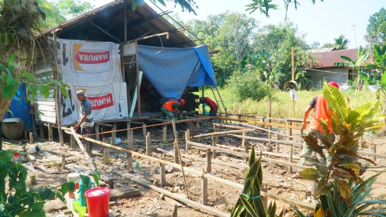 TMMD Ke-129 Hadirkan Hunian Lebih Kokoh, Satgas Pasang Tiang Gelagar RTLH Bapak Masrani