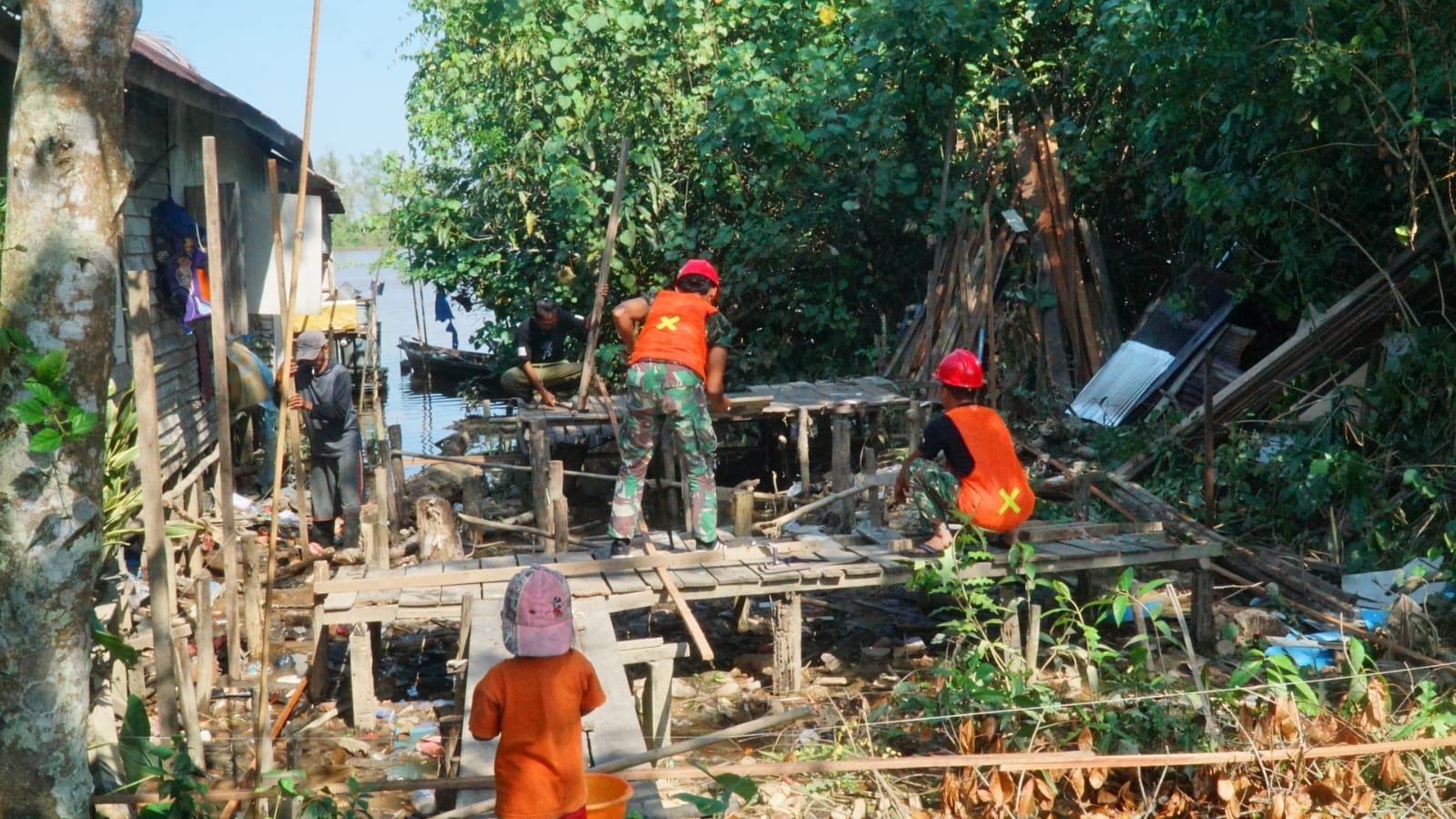 Semangat Gotong Royong Warnai Pemasangan Tiang RTLH SAS 4 Milik Bapak Ilham