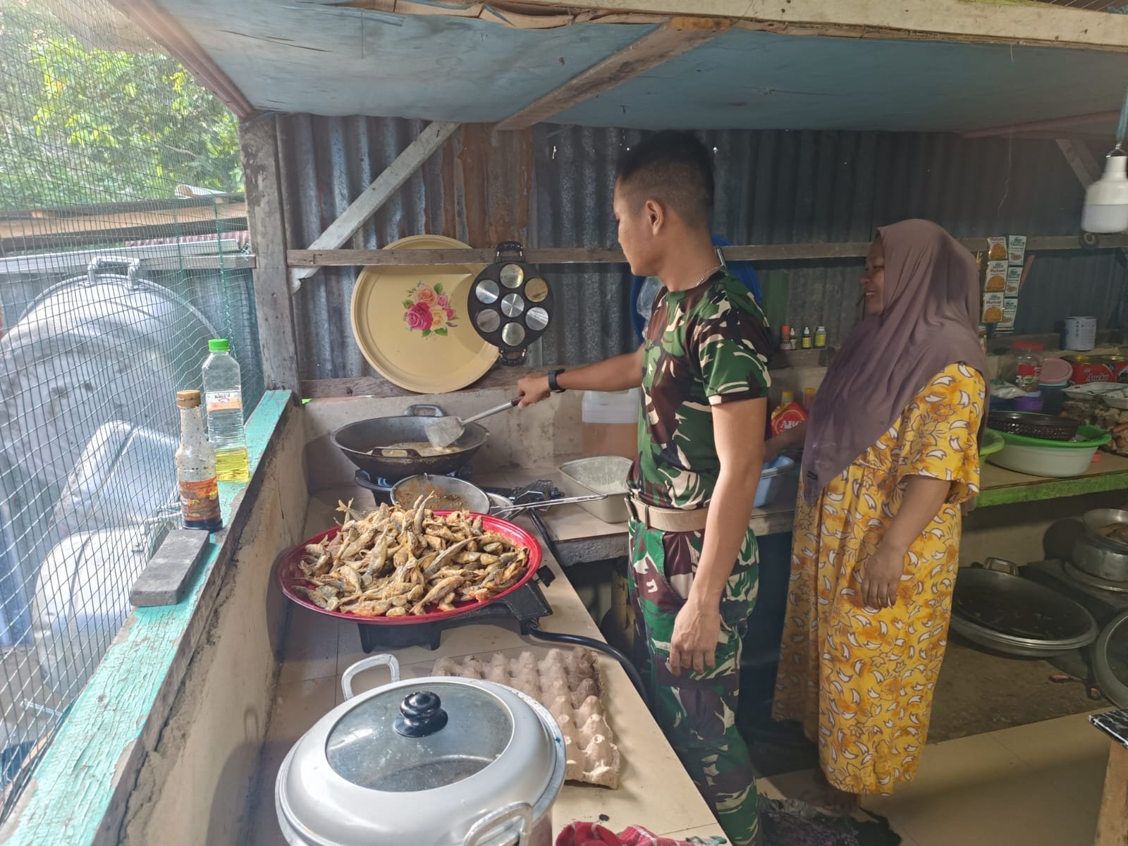 Satgas TMMD ke-129 Kodim 0911/Nunukan Bantu Ibu Sarmina Siapkan Santap Siang, Wujud Nyata Kemanunggalan TNI-Rakyat