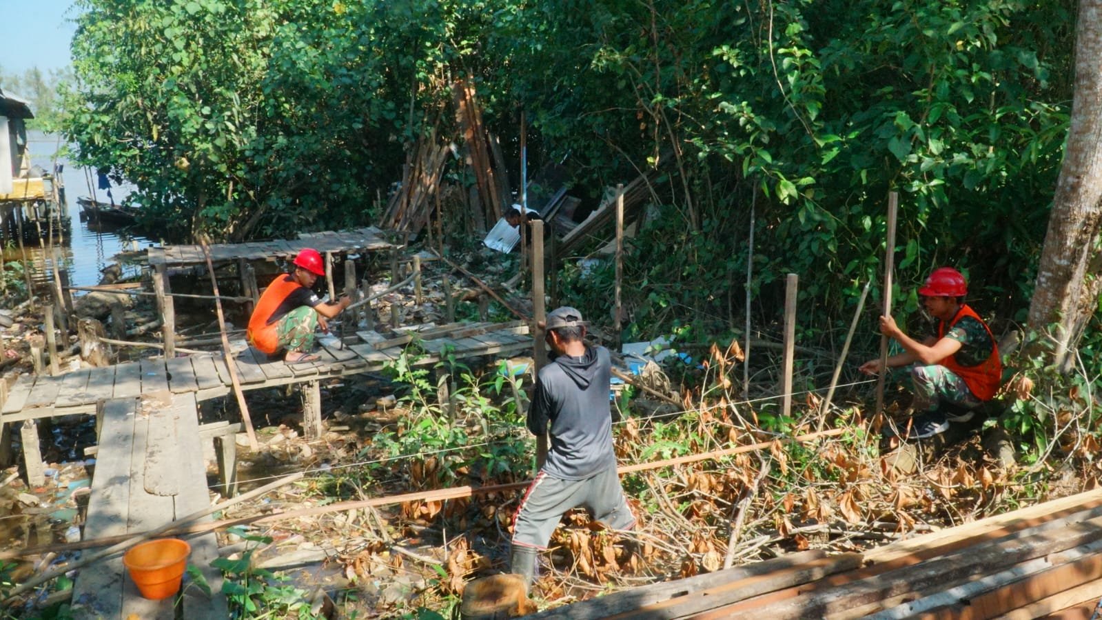 Pemasangan Tiang RTLH SAS 4 Jadi Langkah Awal Wujudkan Hunian Kokoh bagi Bapak Ilham