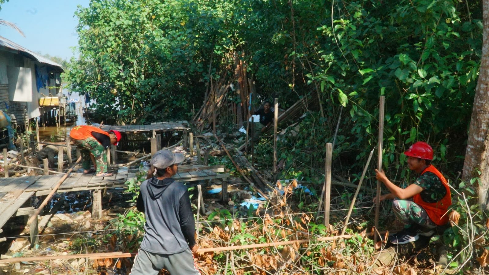 TMMD Ke-129 Percepat Rehab RTLH, Pemasangan Tiang Rumah Bapak Ilham Berjalan Lancar