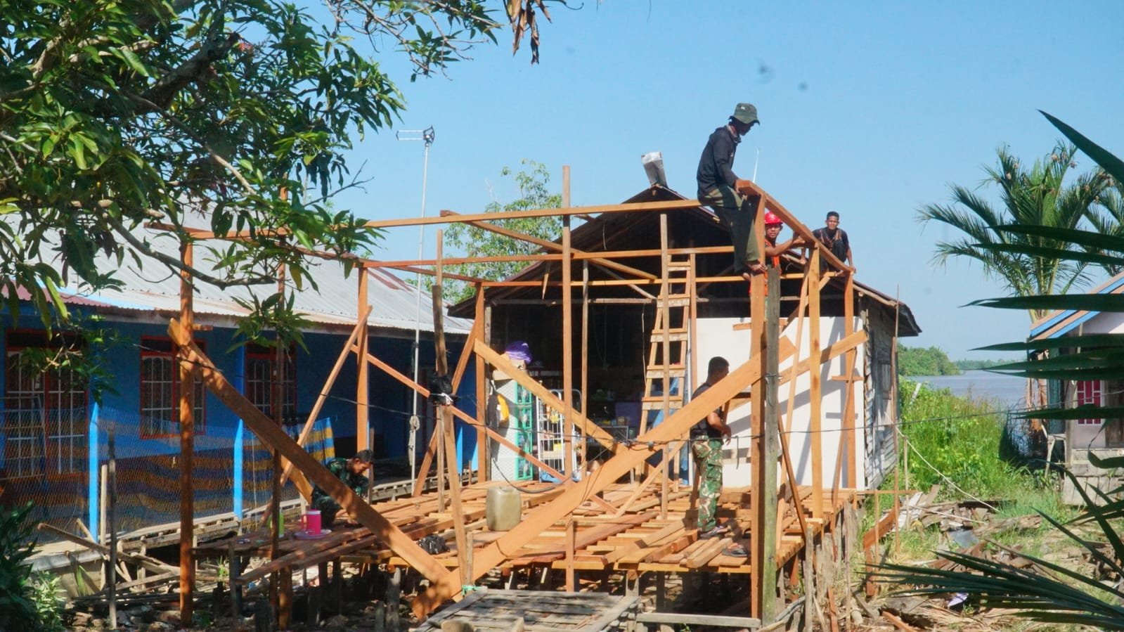 Pemasangan Tiang RTLH SAS 5 Jadi Tonggak Awal Wujudkan Rumah Layak Huni untuk Ibu Rini