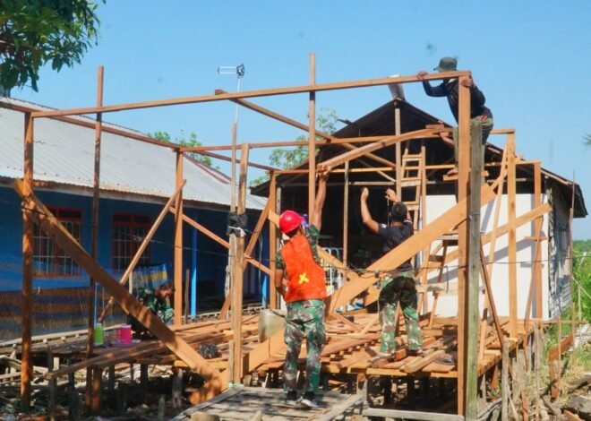 Kekompakan Satgas TMMD dan Warga Percepat Pemasangan Tiang RTLH Milik Ibu Rini