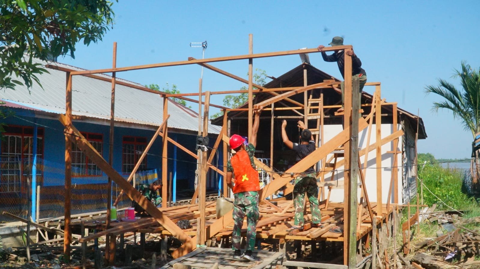 Kekompakan Satgas TMMD dan Warga Percepat Pemasangan Tiang RTLH Milik Ibu Rini
