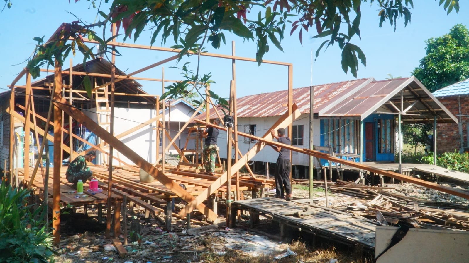 Sinergi TNI dan Masyarakat Percepat Rehab RTLH Ibu Rini dalam TMMD Ke-129