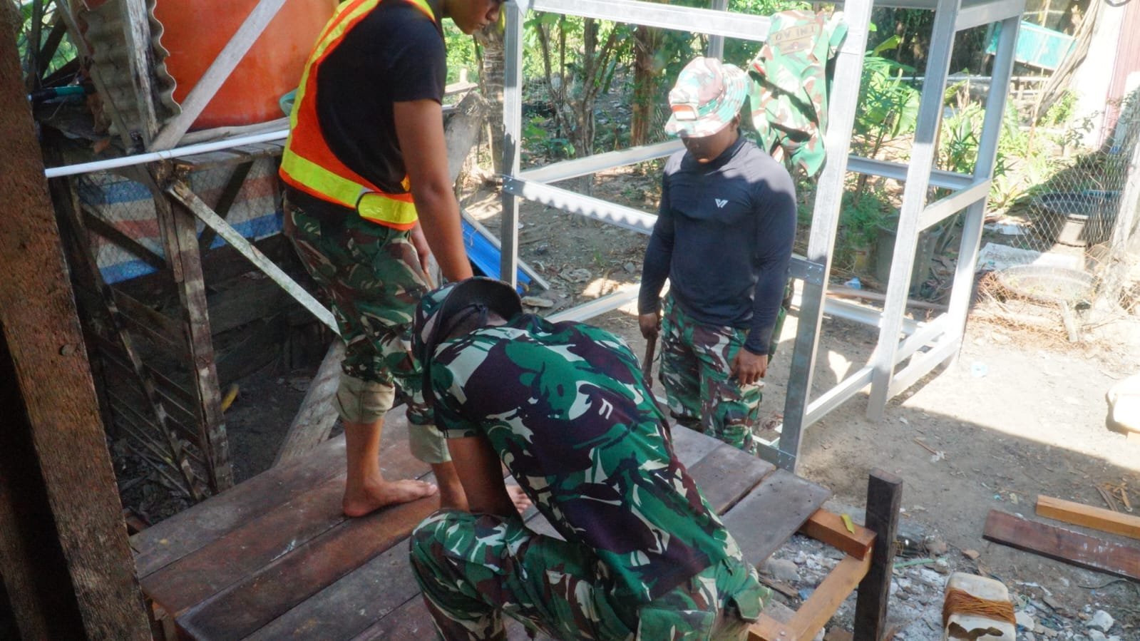 Satgas TMMD Fokus Bangun Struktur Atap MCK Demi Fasilitas Sanitasi yang Lebih Berkualitas
