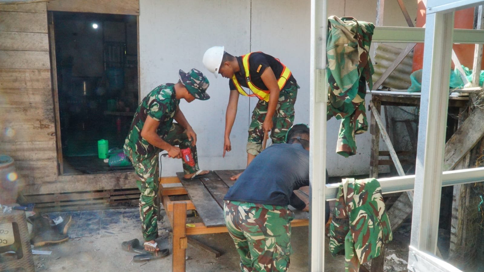 Gotong Royong Satgas TMMD dan Warga Percepat Pembangunan MCK SAS 3