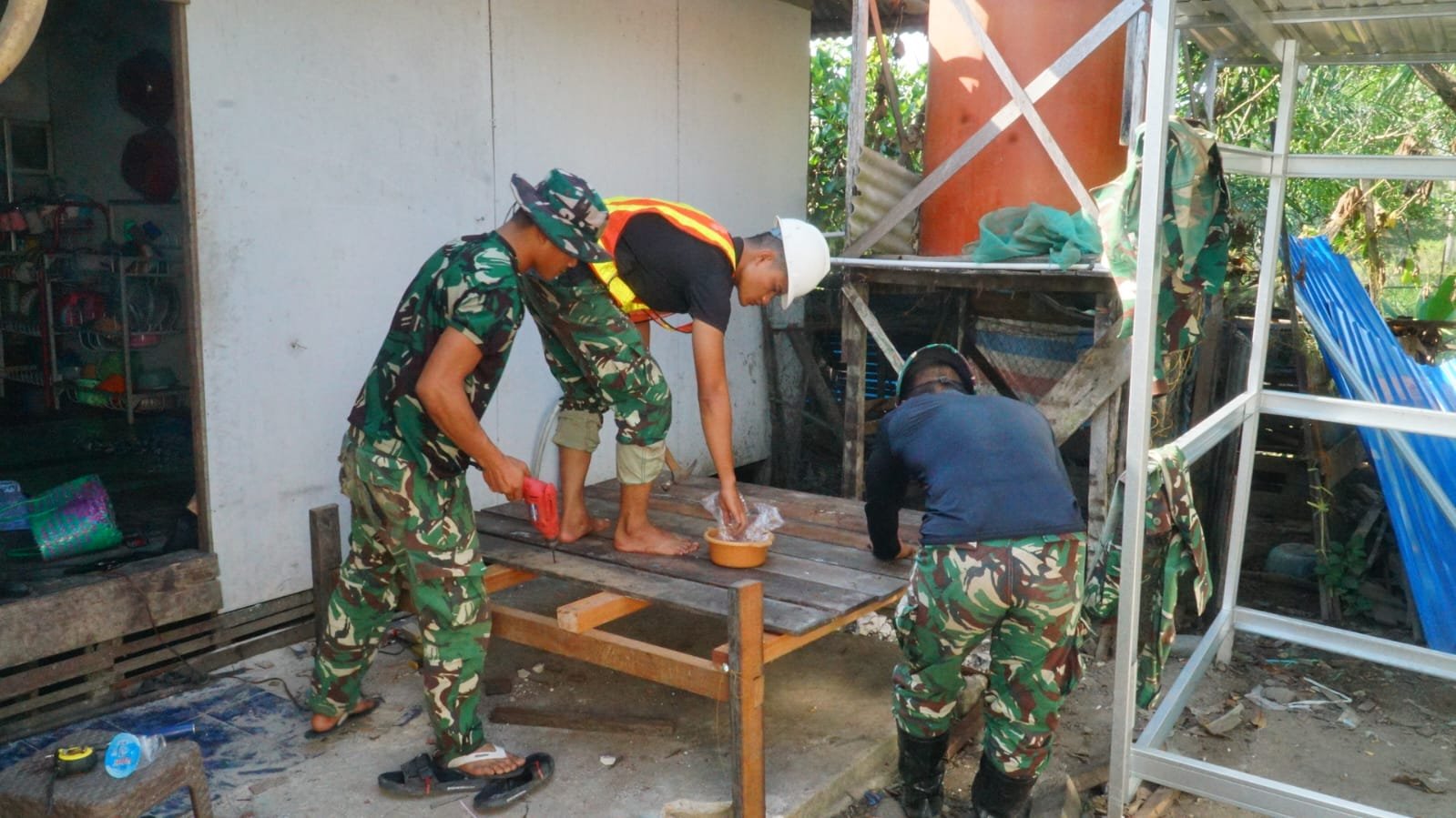 Pembuatan Kuda-Kuda MCK SAS 3 Tandai Tahap Penting Pembangunan Fasilitas Sanitasi TMMD