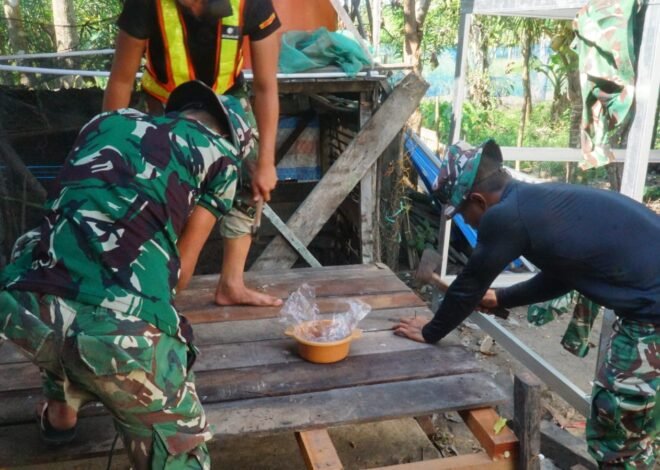 MCK SAS 3 Terus Dikebut, Satgas TMMD Siapkan Rangka Atap Bersama Warga