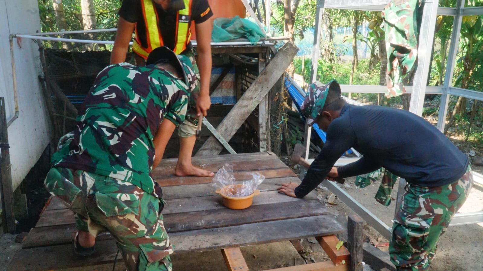 MCK SAS 3 Terus Dikebut, Satgas TMMD Siapkan Rangka Atap Bersama Warga