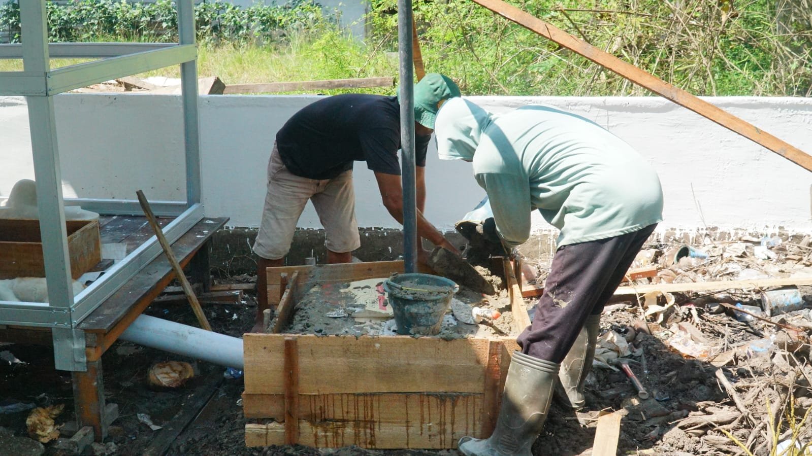 Semangat Gotong Royong Warnai Pengecoran Septik Tank MCK SAS 5 TMMD Ke-129