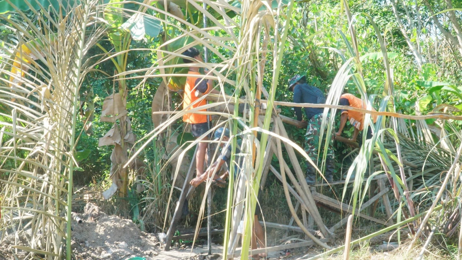 Gotong Royong Satgas TMMD dan Warga Percepat Pengeboran Sumur Bor SAS 2