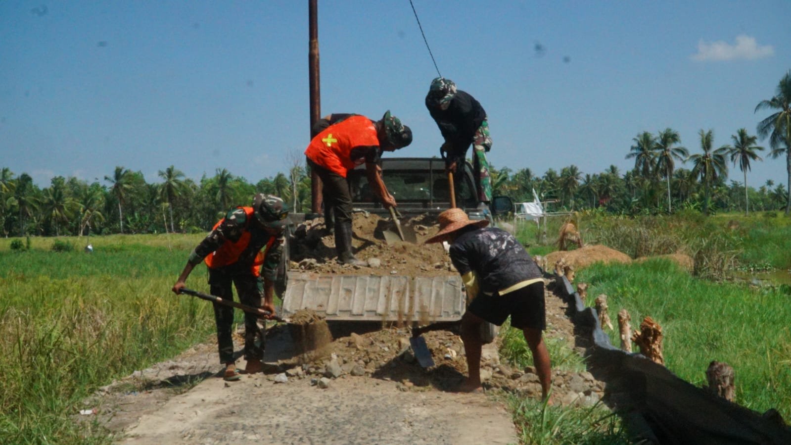 Gotong Royong Satgas TMMD dan Warga Percepat Peningkatan Becros Jalan Desa