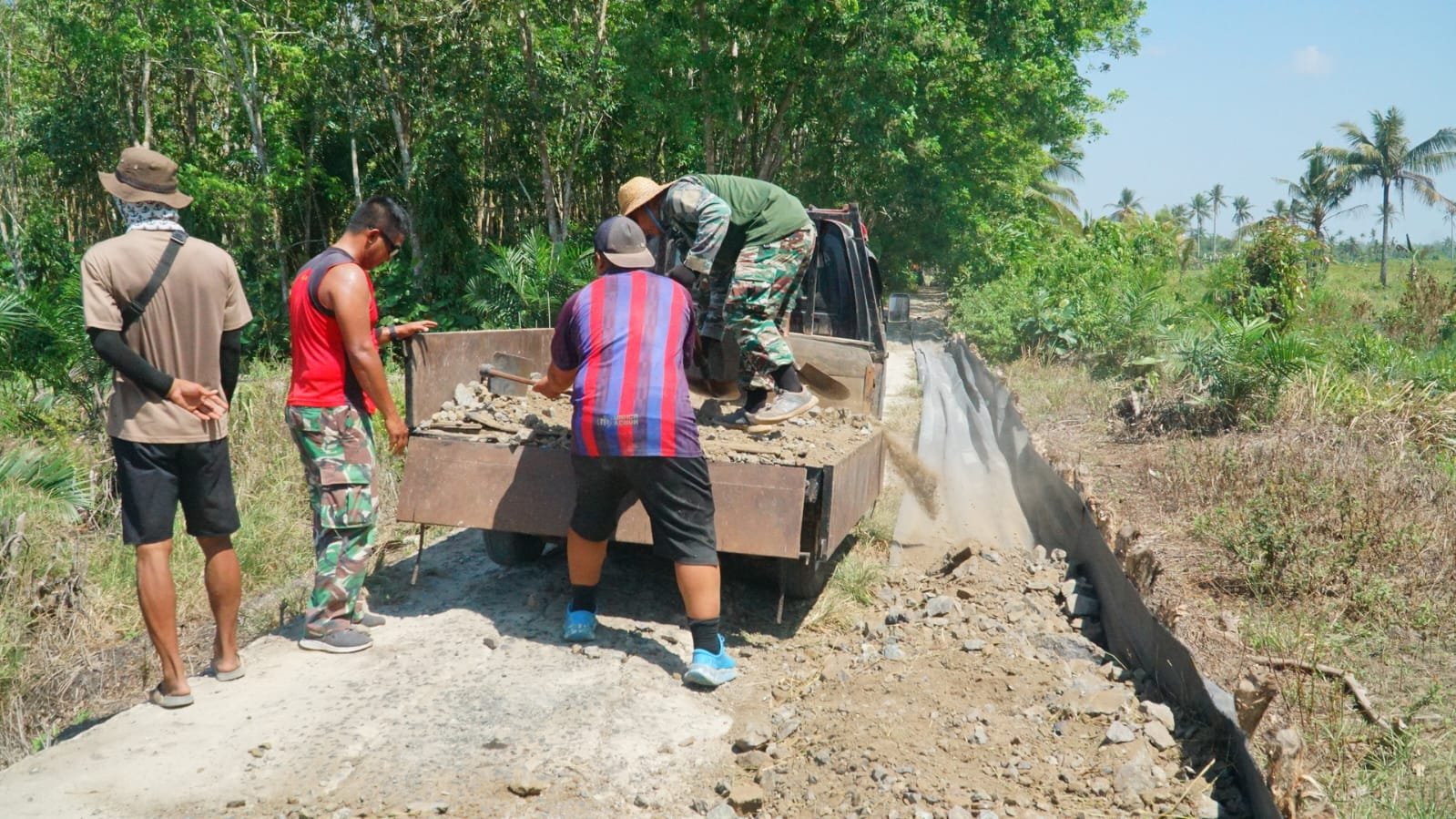 Satgas TMMD Perkuat Badan Jalan 1,2 Kilometer Demi Kelancaran Aktivitas Ekonomi Warga