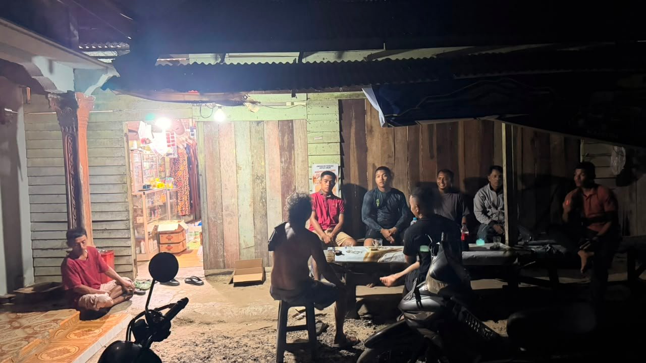 Usai Bekerja Seharian, Satgas TMMD Luangkan Waktu Dengarkan Aspirasi Warga