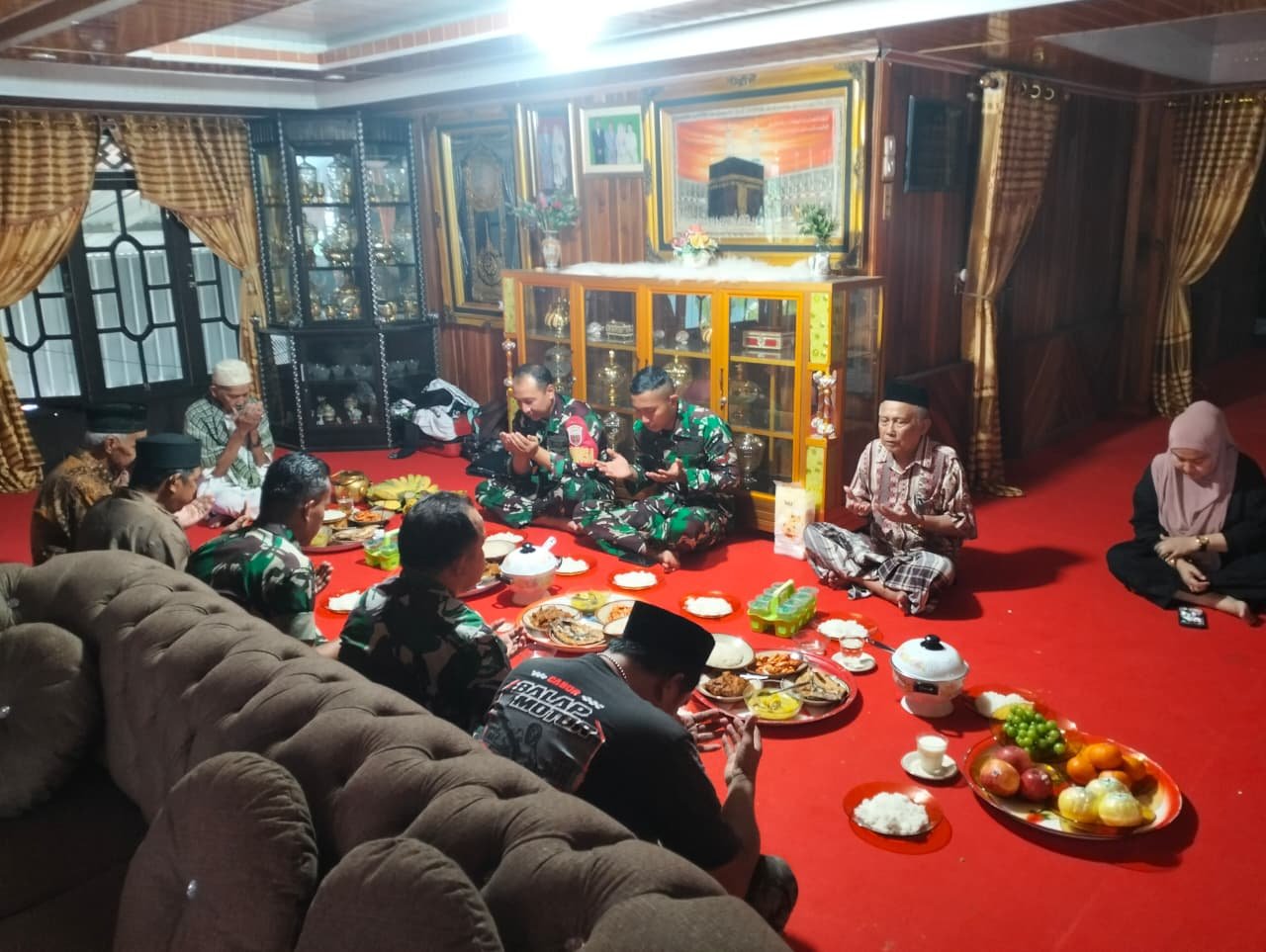 TNI di Hati Rakyat, Warga Tanratuo Undang Satgas TMMD Ke-129 Kodim 1404/Pinrang Makan Siang di Rumahnya
