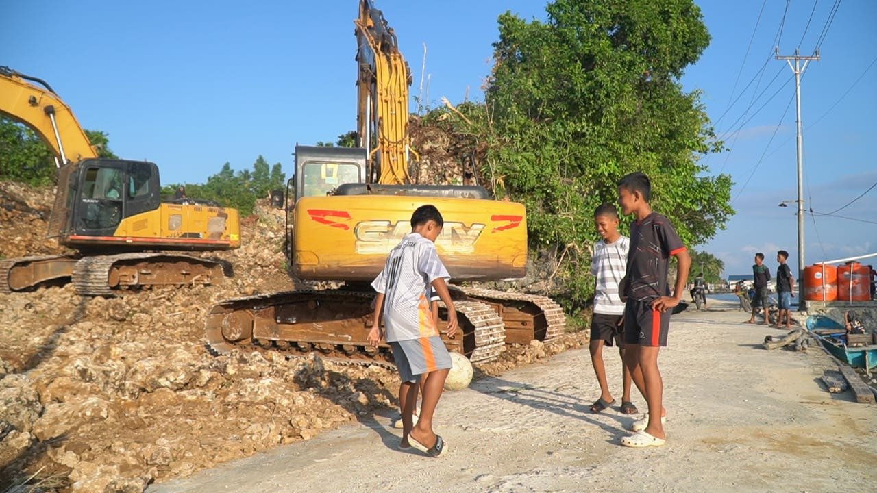 Anak-anak Kepulauan Umbele Antusias Manfaatkan Jalan Hasil TMMD sebagai Tempat Bermain