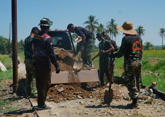 Gotong Royong Satgas TMMD dan Warga Percepat Penimbunan Jalan Desa Bandar Raya
