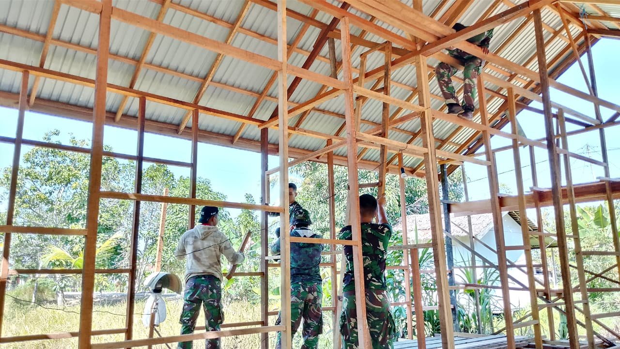 Pemasangan Kerangka Plafon, RTLH Sasaran 3 TMMD Ke-129 Terus Dikebut