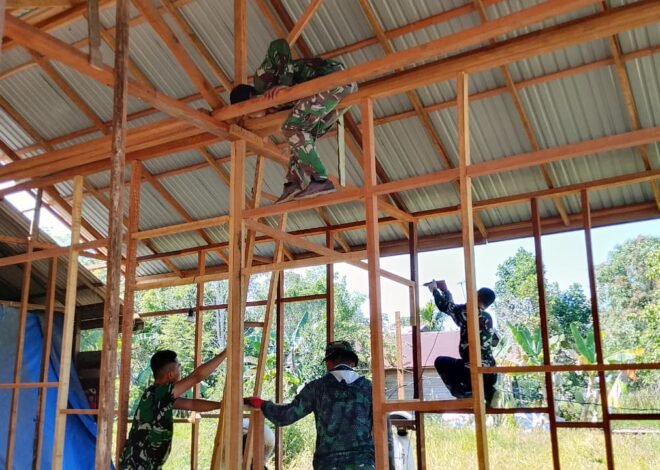 Gotong Royong Satgas TMMD dan Masyarakat, Percepat Pembangunan Rangka Rumah Warga
