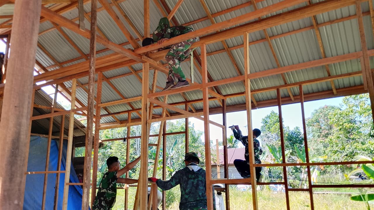 Gotong Royong Satgas TMMD dan Masyarakat, Percepat Pembangunan Rangka Rumah Warga