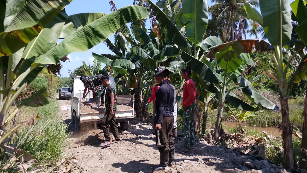 Gotong Royong Satgas dan Warga Percepat Peningkatan Jalan 1,2 Kilometer