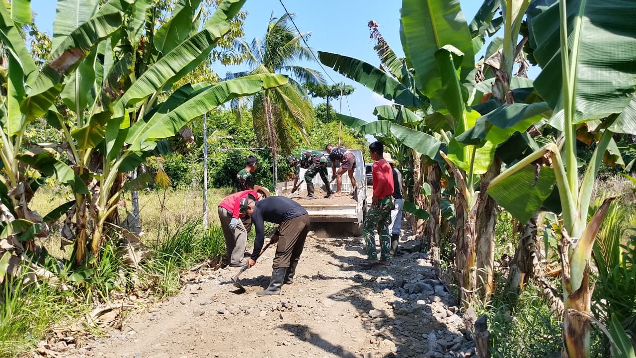 Gotong Royong Satgas TMMD dan Warga Perkuat Akses Jalan Desa Bandar Raya