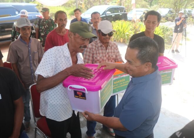 Ketua Tim Wasev Brigjen Jangkung Widyanto Bagikan Sembako ke Warga Kurang Mampu di Lokasi TMMD 129 Desa Deniang