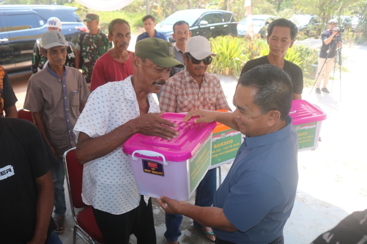Ketua Tim Wasev Brigjen Jangkung Widyanto Bagikan Sembako ke Warga Kurang Mampu di Lokasi TMMD 129 Desa Deniang