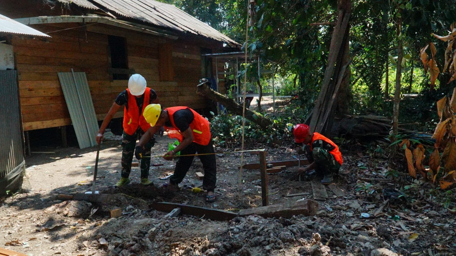 Pembangunan MCK Masuki Tahap Pembuatan Kuda-Kuda, Satgas TMMD Ke-129 Kejar Penyelesaian